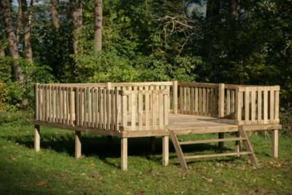 Laste mängumaja JOONAS puidust platvormil