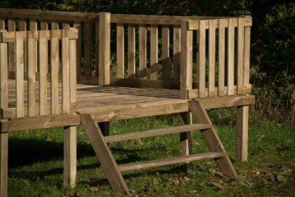 Laste mängumaja JOONAS puidust platvormil