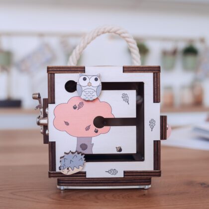 Mini puidust tegevuskuubik "Busy Board" (roosa)