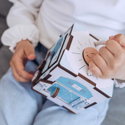 Mini puidust tegevuskuubik "Busy Board" (sinine)