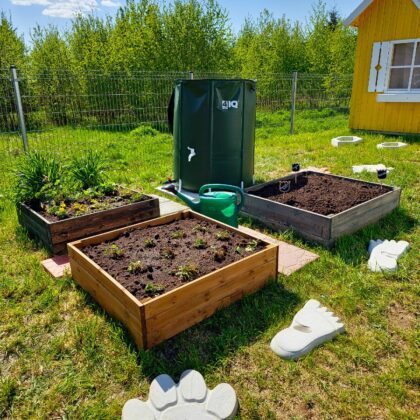 Puidust peenrakast 115 x 85 x 26 cm, must