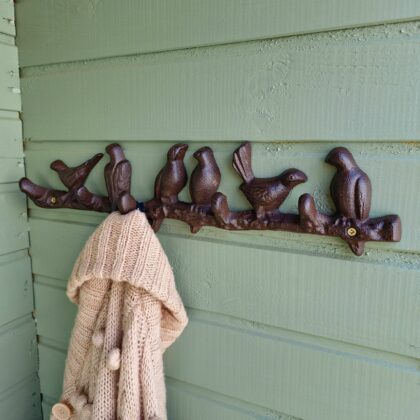 Metallist nagi seinale, LINNUD