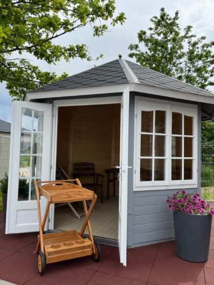 Puidust serveerimislaud ratastega