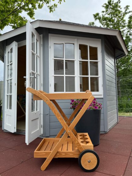 Puidust serveerimislaud ratastega