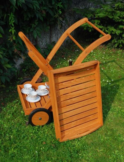 Puidust serveerimislaud ratastega