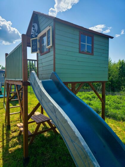 Puidust aknaluugid kriiditahvliga