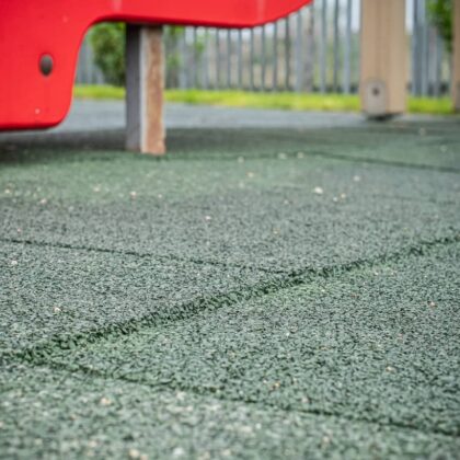 Laste mänguväljakute kummist põrandakate 40 mm (must)