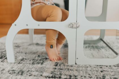 Laste puidust torntool-laud, valge vasetooni detailidega