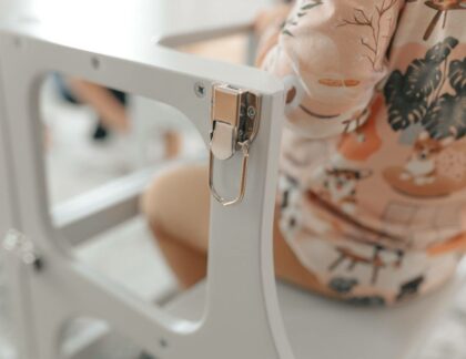 Laste puidust torntool-laud, valge vasetooni detailidega