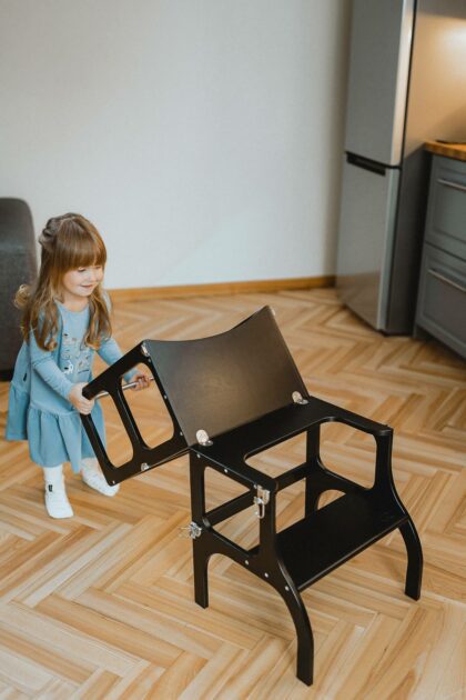 Laste puidust torntool-laud, must vasetooni detailidega