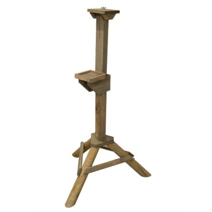 Puidust alus linnusöögimajale, lisariiuliga (hall)