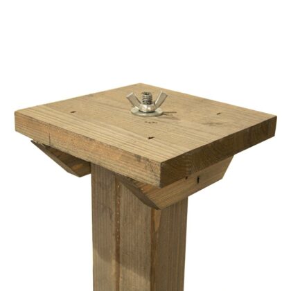 Puidust alus linnusöögimajale, lisariiuliga (hall)