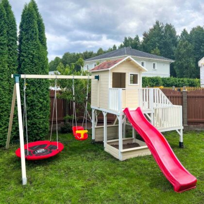 Madise pere mängumaja KARL koos kahe kiigega