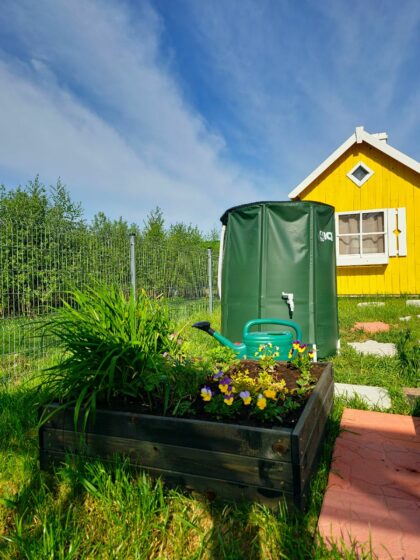 Puidust peenrakast 90 x 90 x 27 cm, must