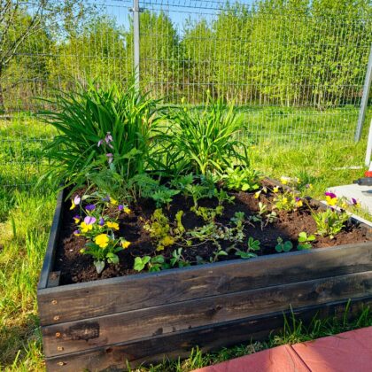 Puidust peenrakast 90 x 90 x 27 cm, must