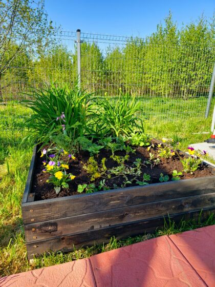 Puidust peenrakast 90 x 90 x 27 cm, must