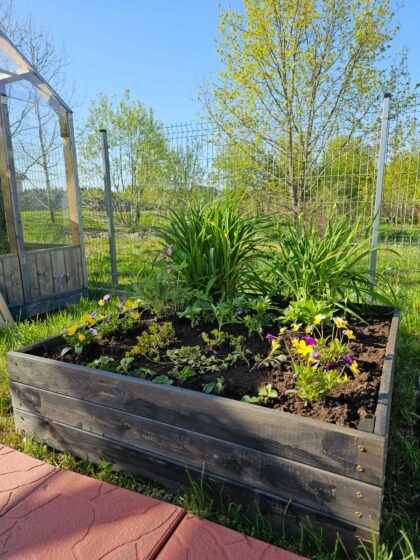 Puidust peenrakast 90 x 90 x 27 cm, must