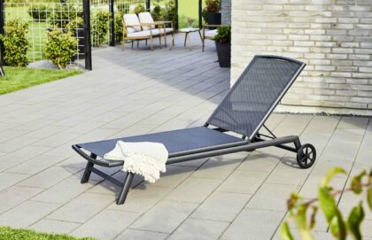 Kokkupandav päevitustool Aire, must