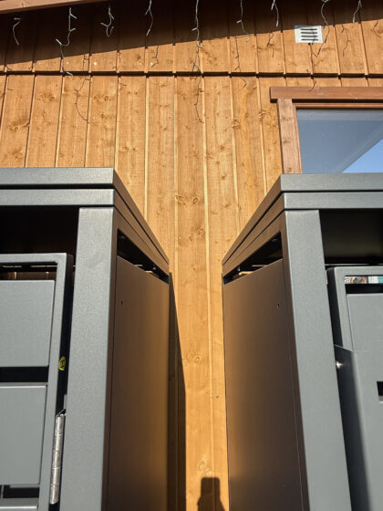 Metallist prügikastide kuur lukuga, kahekohaline - Image 5