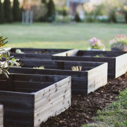 Puidust peenrakast 115 x 85 x 26 cm, must