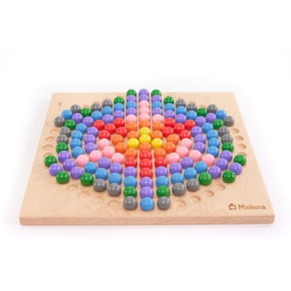 Puidust alusel mosaiigimäng